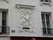  sculpture dans une façade d'immeuble: au cherche midi